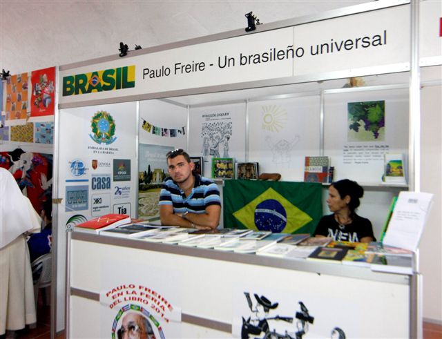 4-	En el stand de Brasil, en la 23 Feria Internacional del Libro, lideró la obra de Paulo Freire.