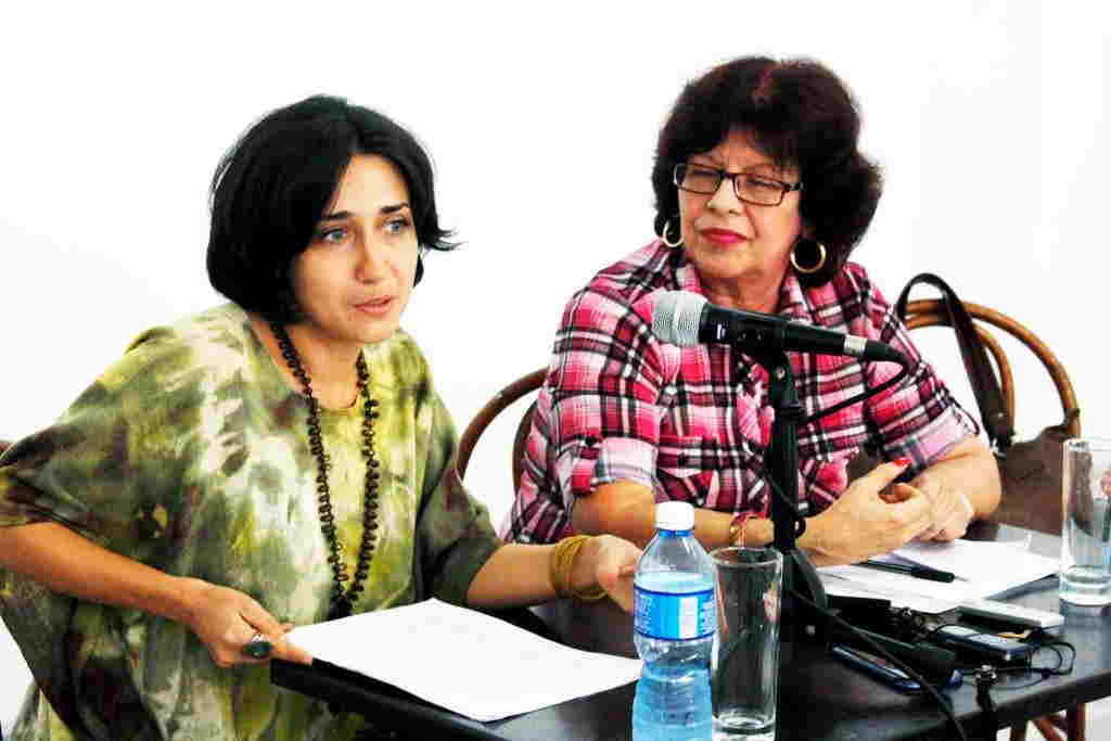 -La doctora Astrid Santana (izquierda) y Mercy Ruíz, subdirectora de Cine Cubano, durante la presentación de la revista.