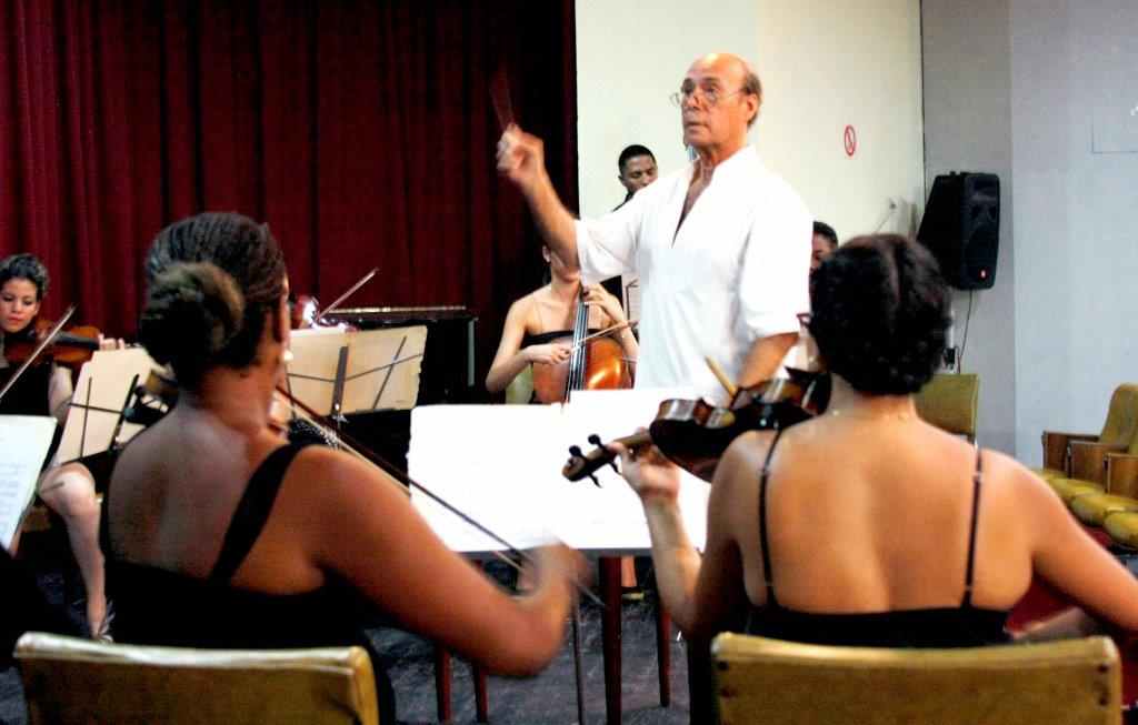   El maestro Guido López Gavilán y su orquesta Música Eterna figuran entre los invitados a la programación musical veraniega.