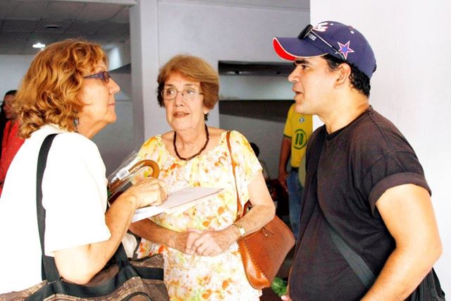  Nilda Rodríguez (al centro) dialoga con la periodista y un miembro del equipo de Tras la Huella.