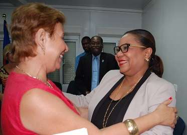 En un intercambio cordial con la Ministra de Salud haitiana, Florence Duperval.