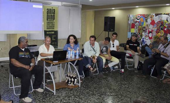 Panelistas en un debate sobre el paquete semanal en noviembre de 2014. Foto: Claudio Peláez Sordo