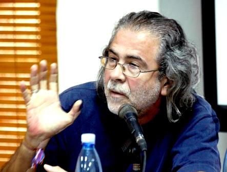 Charlie Medina defiende la reinterpretación de textos literarios y teatrales en el audiovisual. 
