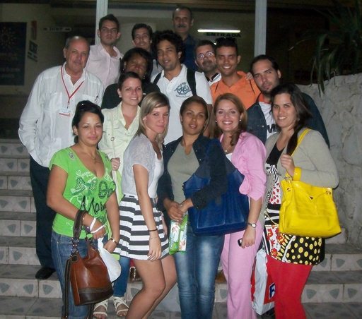 Después de agotadores días de trabajo... se despide el equipo del Canal CELAC — con Aliuska Pupo Poll, Lazaro Manuel Alonso, Abel Vasallo Daniel, Maiatza Cruz, Yailen Insua Alarcón, Rayko Escalante Cutiño, Cristina Escobar y Lisandra Sexto Gordillo.