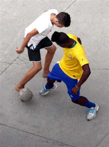 El fútbol, una distracción de los más jóvenes en el barrio