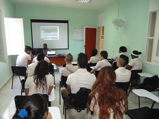 Aulas y laboratorios con moderno equipamiento estimulan un mejor aprendizaje de los estudiantes 