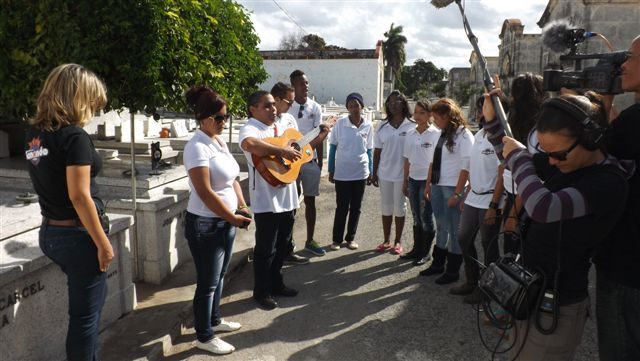 Los dieciséis concursantes rinden homenaje a Joseito Fernández en el cementerio de Colon.