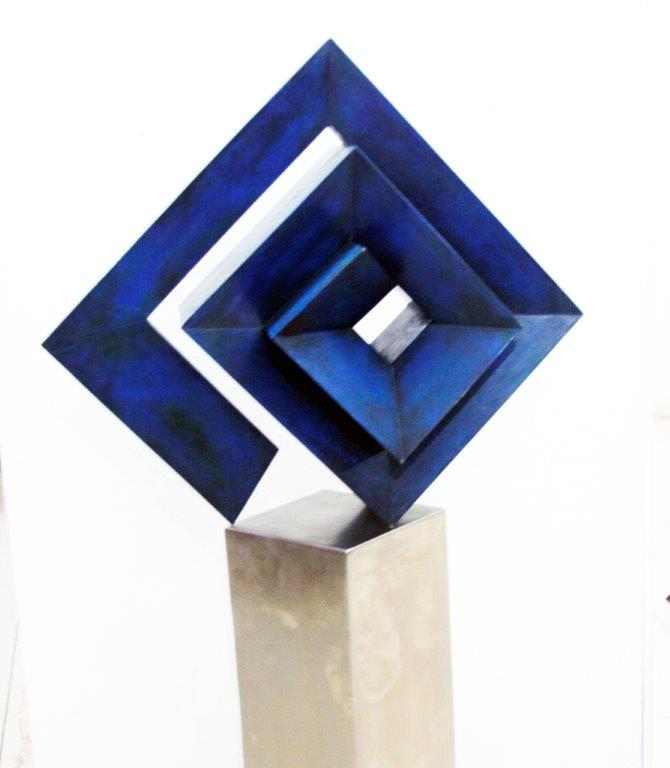José Ramón Villa Soberón, reconocido en 2008, creó la escultura.