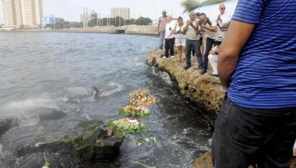 Hugo Reyes Rodríguez, hijo de la Actríz Alina Rodríguez, vierte las cenizas de la destacada actriz en la costa habanera. Foto: Oriol de la Cruz/ AIN