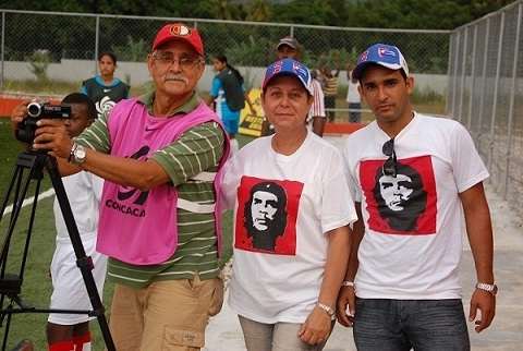 Con mi editor, Lednoy Borrell y el colega Milton Díaz Canter, en la filmación del tope de Fútbol entre la selección juvenil femenina cubana y la de Haití.