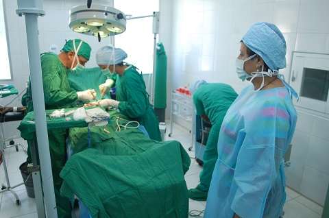 En un salón de operaciones de uno de los Hospitales Comunitarios de Referencia del Departamento Sur, donde laboran los especialistas cubanos.