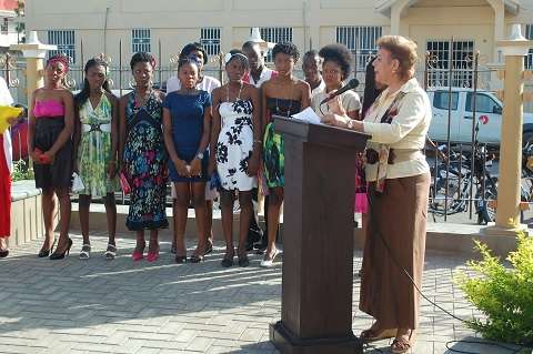 Haciendo funciones de conductora del acto por el 26 de Julio efectuado en la Plaza martiana de la ciudad de Cabo Haitiano. A la derecha, un grupo de jóvenes estudiantes que realizaron una actividad cultural.