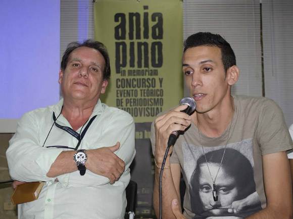 Omar Olazábal (izq), ex vicepresidente del ICRT y Elio Héctor López (El Transporta2r), encargado de la confección de un paquete, durante un debate en noviembre pasado. Foto. Claudio Peláez Sordo