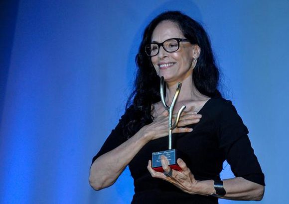 La brasileña Sonia Braga, actriz del filme "Aquarius", recibe el Premio Coral de Actuación Femenina, durante la Gala de Premiación del 38 Festival Internacional del Nuevo Cine Latinoamericano, en el cine Charles Chaplin, en La Habana, Cuba, el 16 de diciembre de 2016. ACN FOTO/ Ariel Cecilio LEMUS ALVAREZ DE LA CAMPA/ rrcc