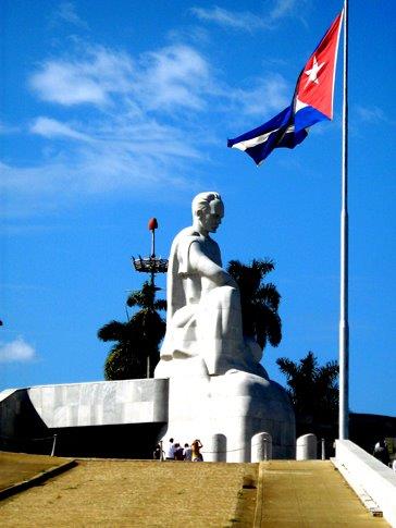 Símbolos y próceres enaltecen la historia patria.