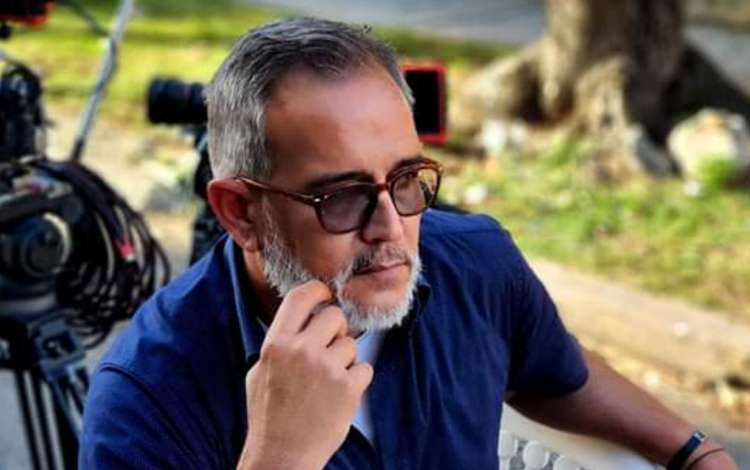 El realizador Ernesto Fiallo dirige la nueva telenovela en producción Vuelve a mirar. (Foto: Cortesía del entrevistado)