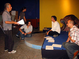 Gustavo Sánchez-Larrea (a la izquierda) junto a Baudilio Espinosa y otros integrantes del equipo de realización de El selecto club de la neurona intranquila, quenació en el Canal Habana y al ganar en popularidad comenzó a transmitirse en Cubavisión (Foto: La Jiribilla.cu)